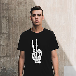 Polo negro con estampado